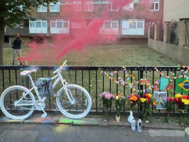 Ghost bike: amigos e ciclistas instalam bicicleta branca no local em que jornalista brasileiro foi morto atropelado em Londres